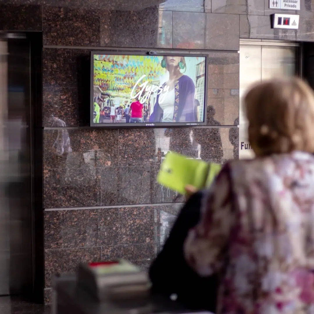Canales de Publicidad DOOH 8 Pantalla en clínica Santa Ana
